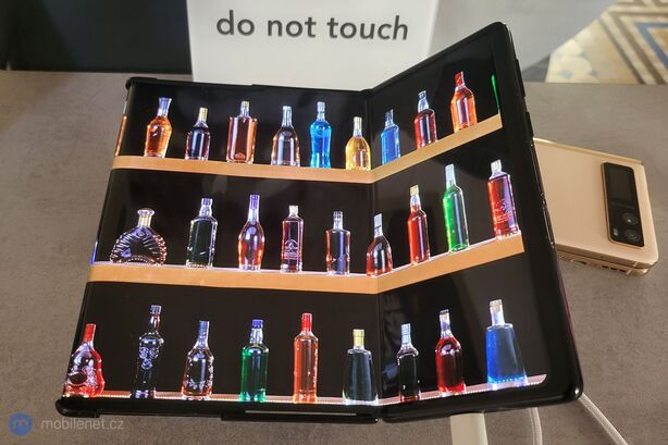 TCL ohebný a výsuvný displej