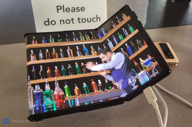 TCL ohebný a výsuvný displej