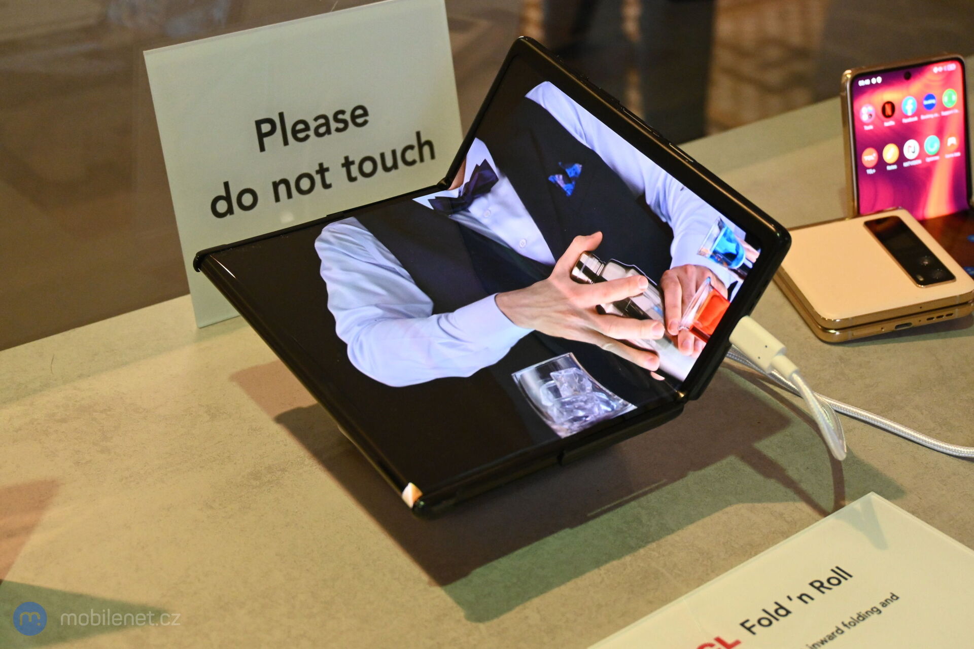 TCL ohebný a výsuvný displej