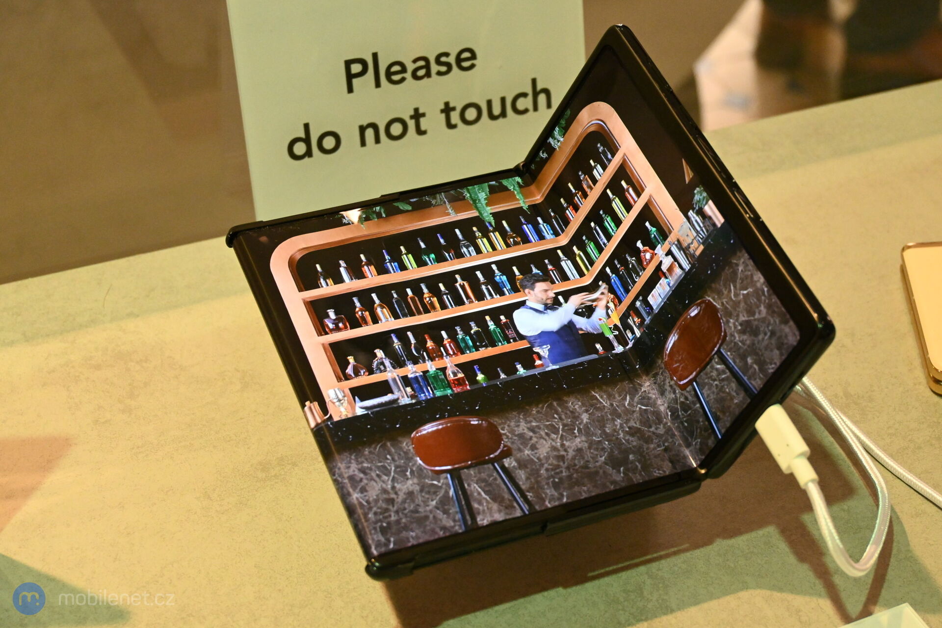 TCL ohebný a výsuvný displej