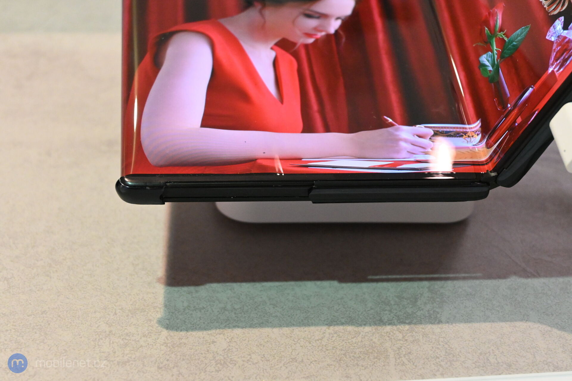 TCL ohebný a výsuvný displej