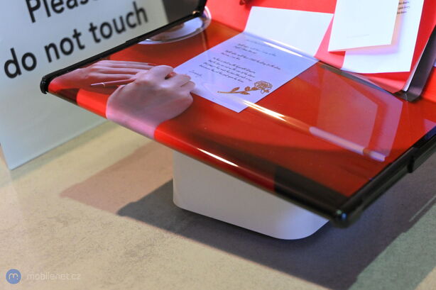 TCL ohebný a výsuvný displej