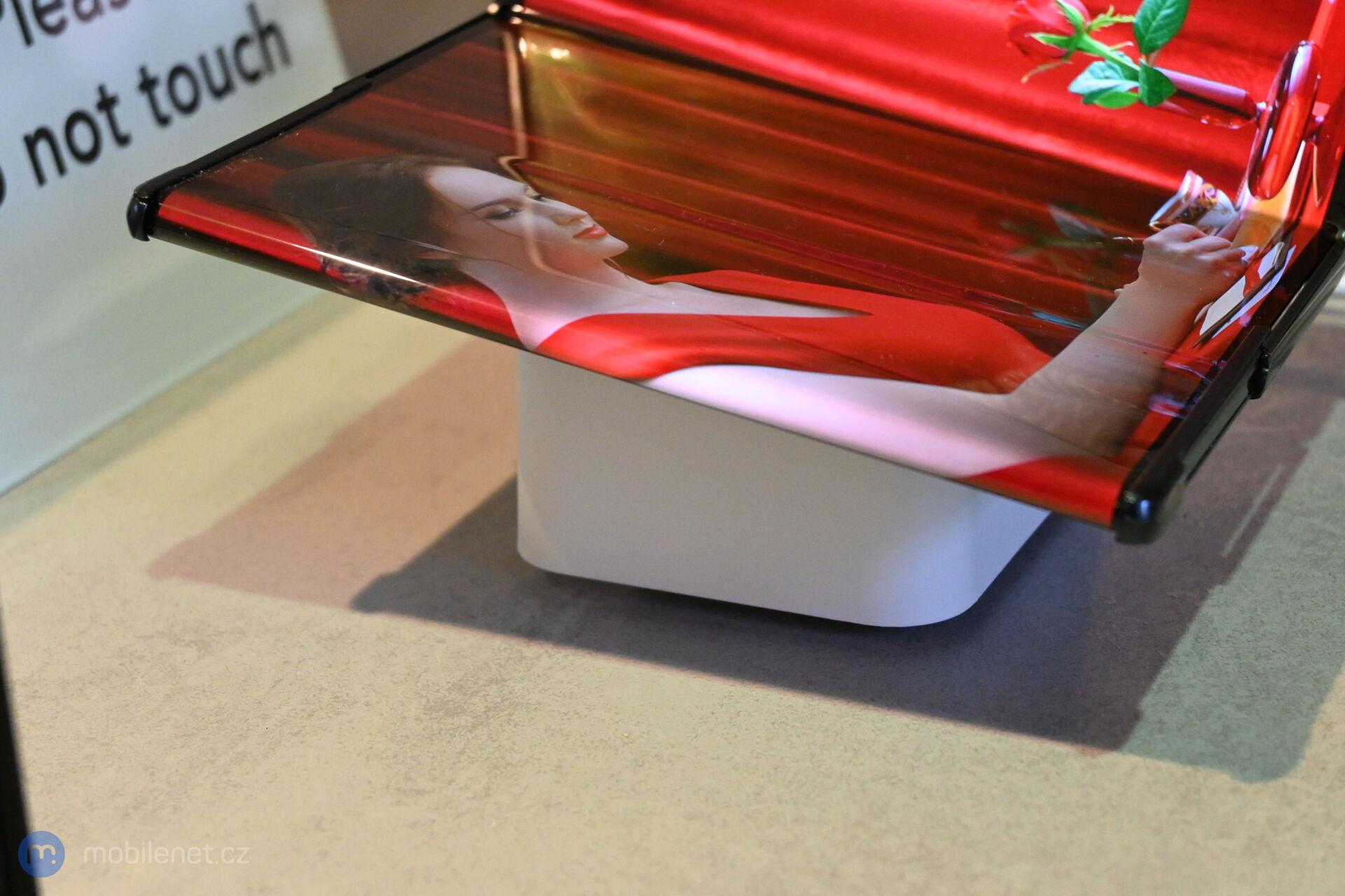 TCL ohebný a výsuvný displej