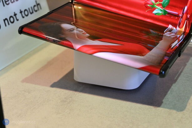 TCL ohebný a výsuvný displej