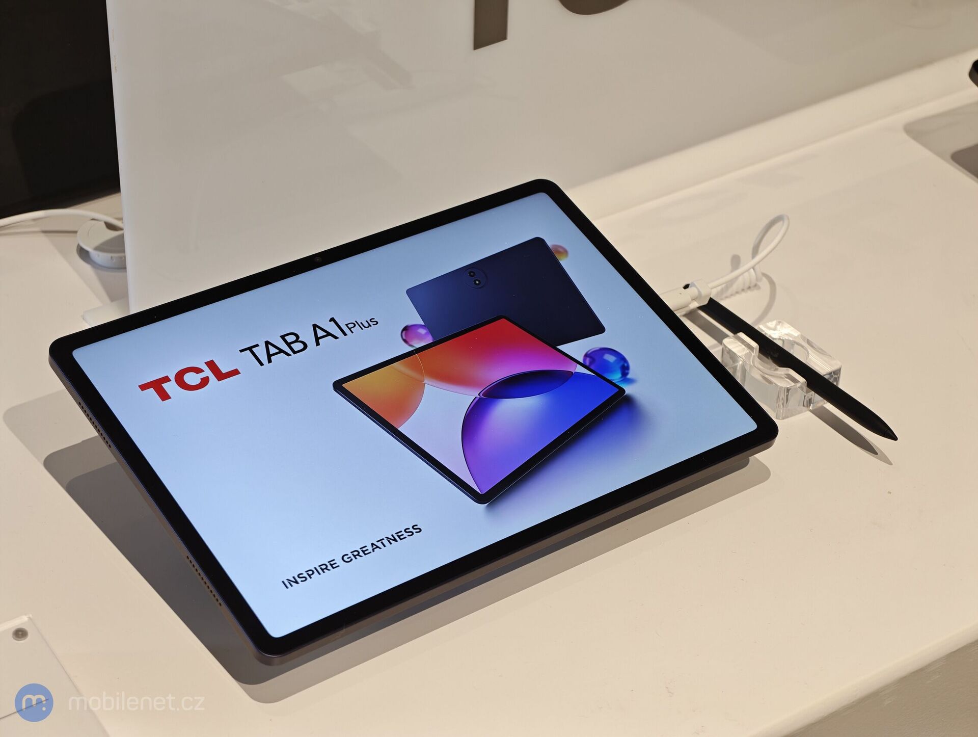 TCL tablety a sluchátka, ukázka technologie NXTPAPER