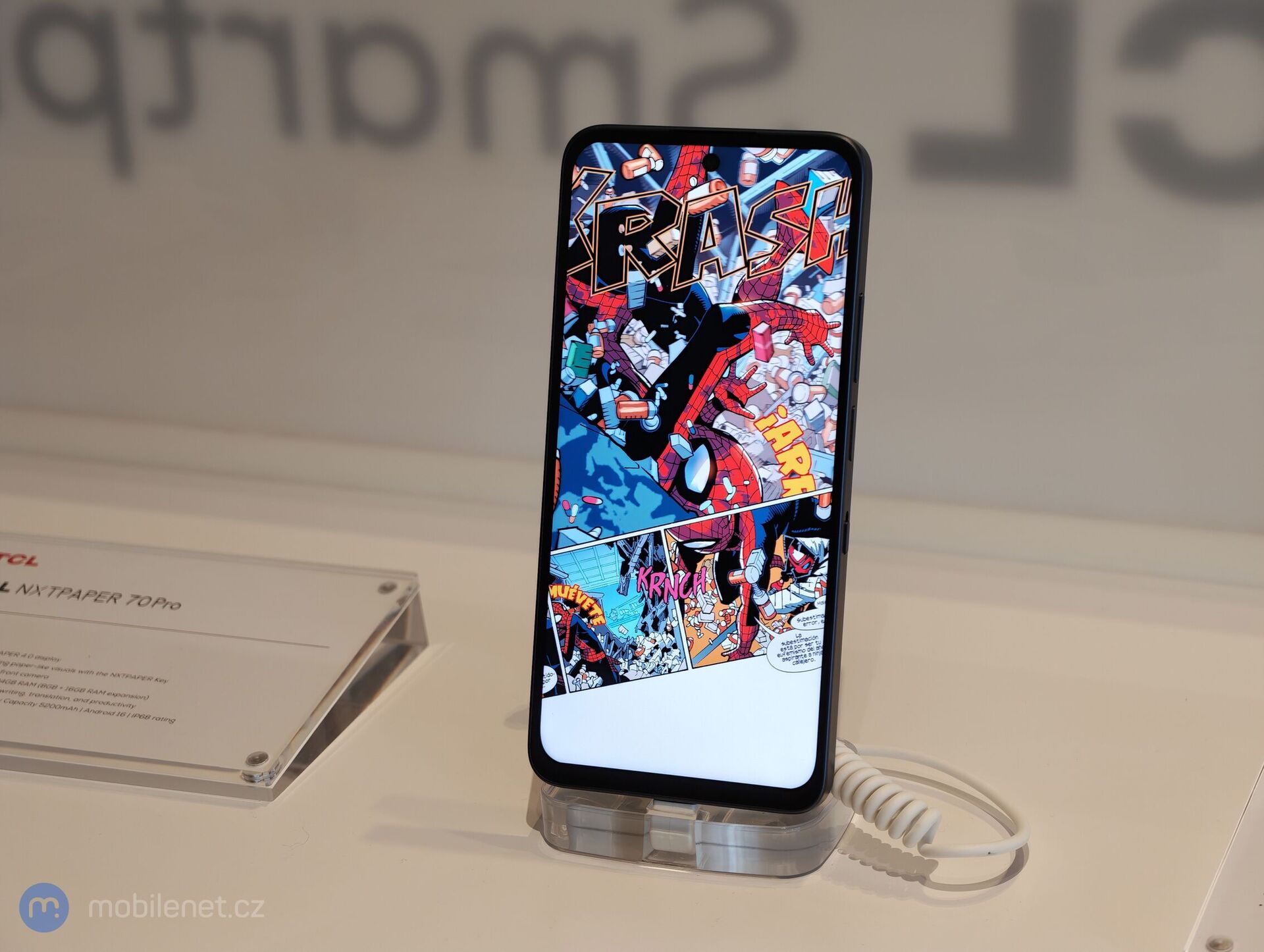 TCL tablety a sluchátka, ukázka technologie NXTPAPER