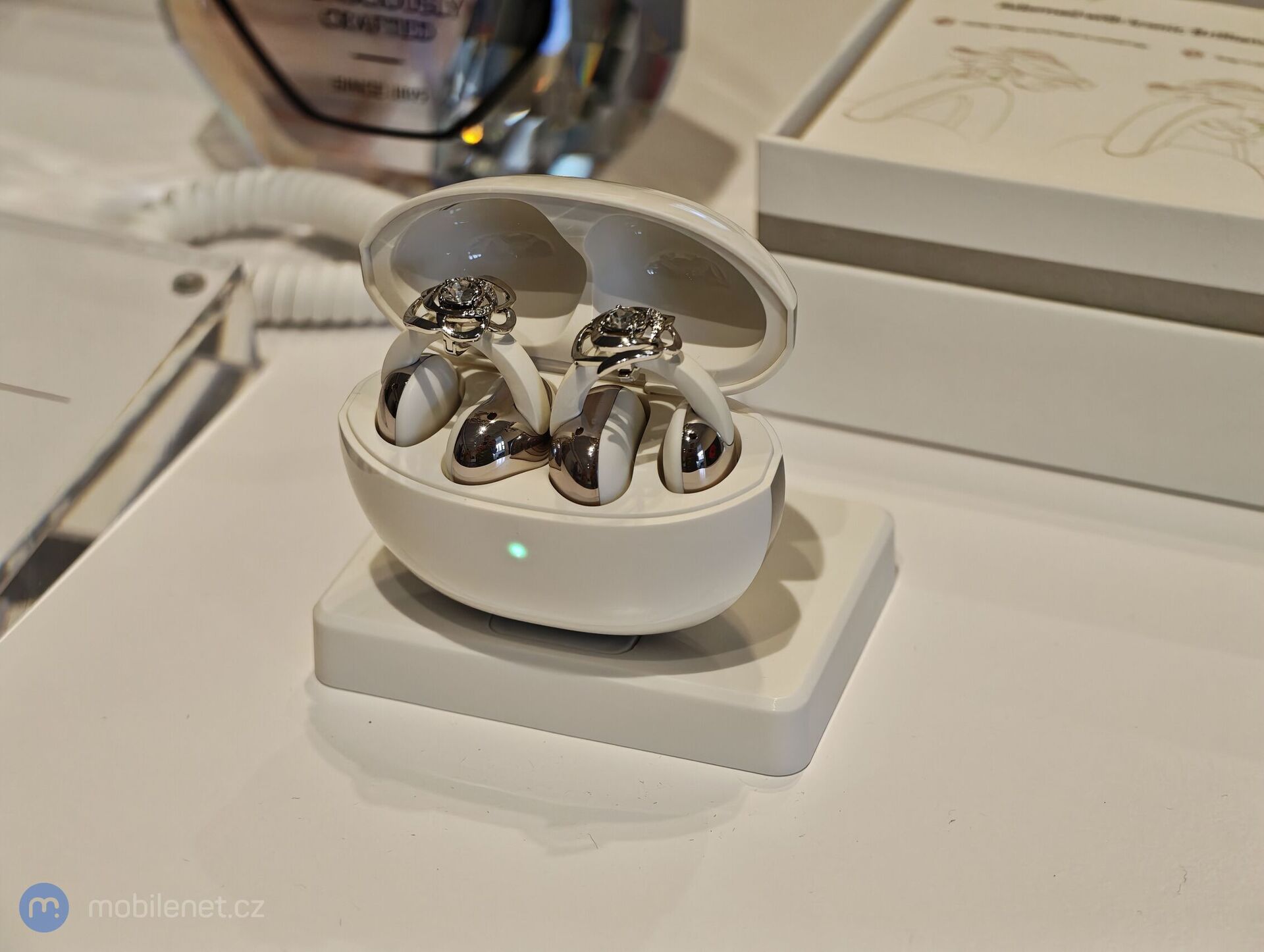 TCL tablety a sluchátka, ukázka technologie NXTPAPER