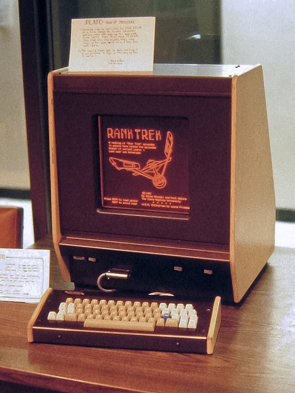 Terminál PLATO s dotykovým displejem z roku 1981