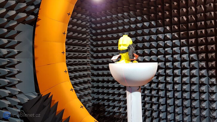 Testování příjmu antén ve vývojovém centru Huawei v Helsinkách