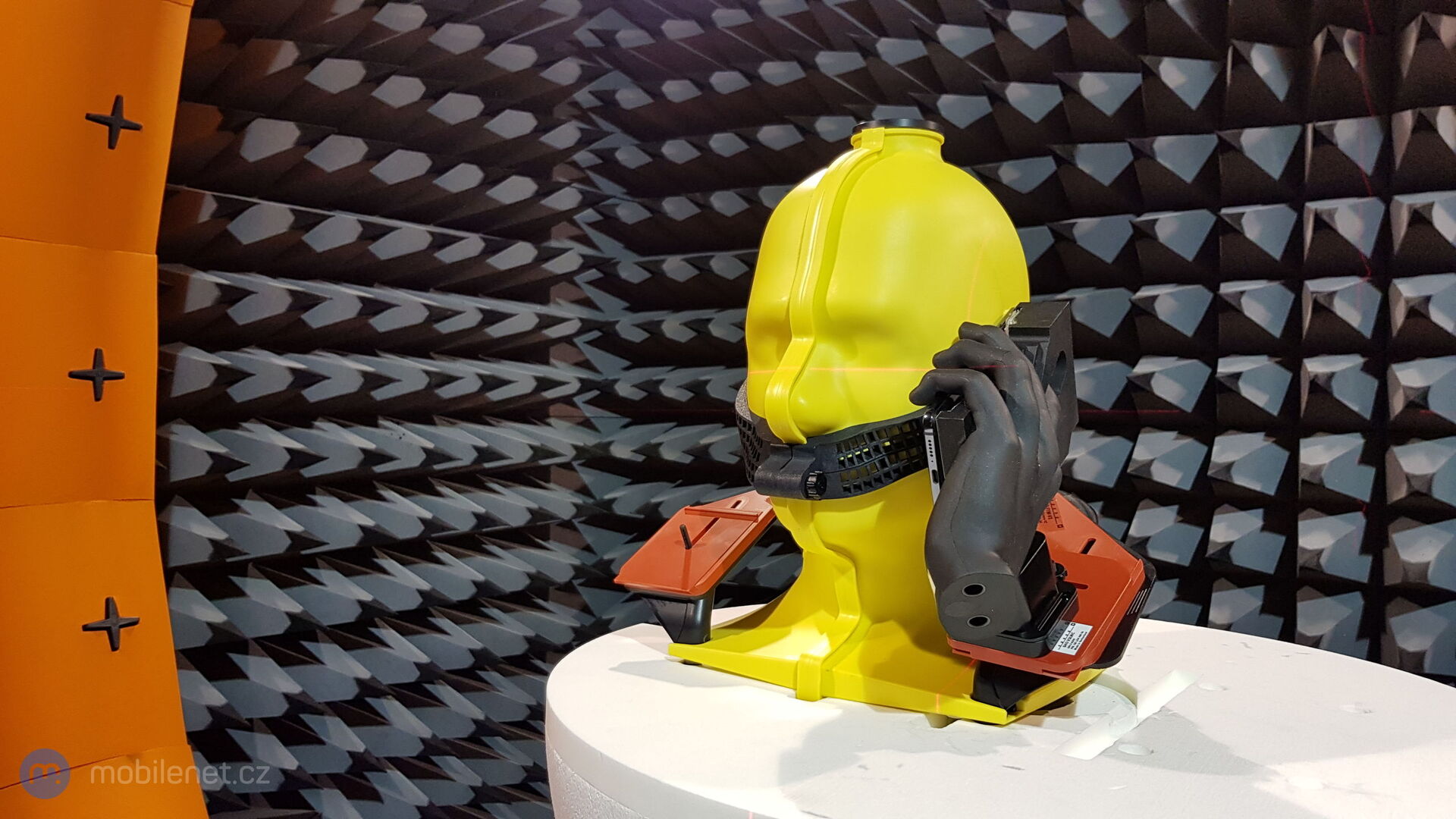 Testování příjmu antén ve vývojovém centru Huawei v Helsinkách