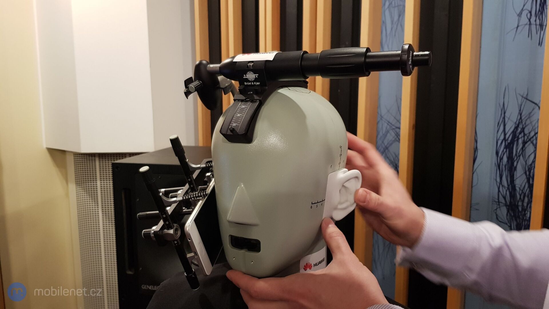 Testování systému pro redukci hluku ve vývojovém centrum Huawei v Tampere