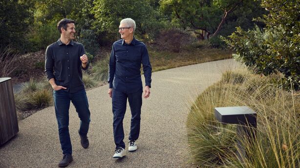 Tim Cook a John Ternus