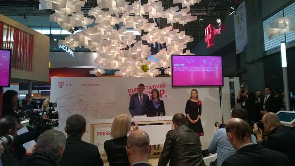 Tiskovou konferenci Deutsche Telekom moderuje Martina Kemrová, tisková mluvčí českého T-Mo