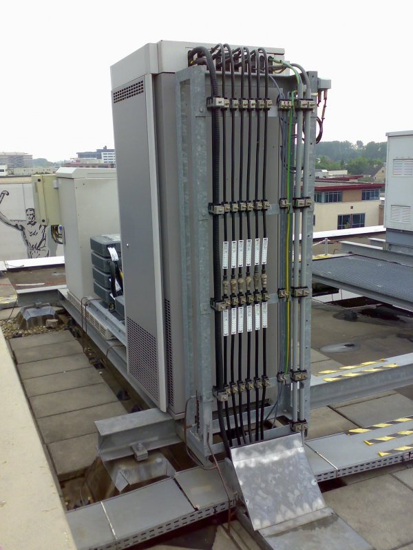 UMTS transmiter na střeše budovy