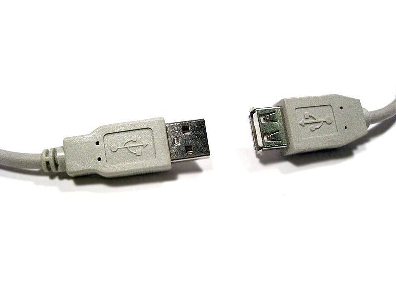 USB konektory - vlevo samec a vpravo samice