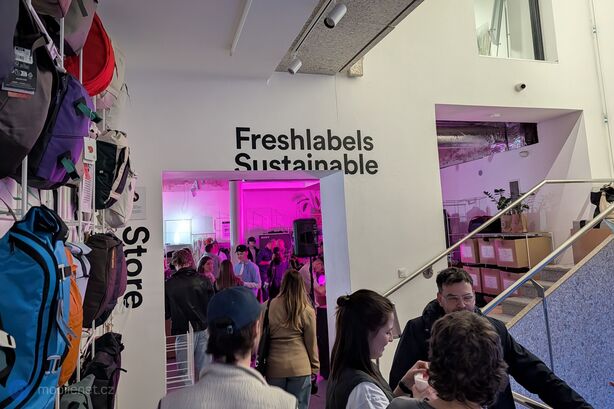 Uvedení nové barevné varianty Sony WH-1000XM6 a designové tašky