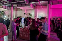 Uvedení nové barevné varianty Sony WH-1000XM6 a designové tašky