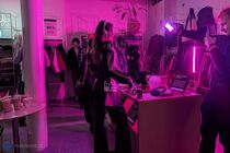 Uvedení nové barevné varianty Sony WH-1000XM6 a designové tašky