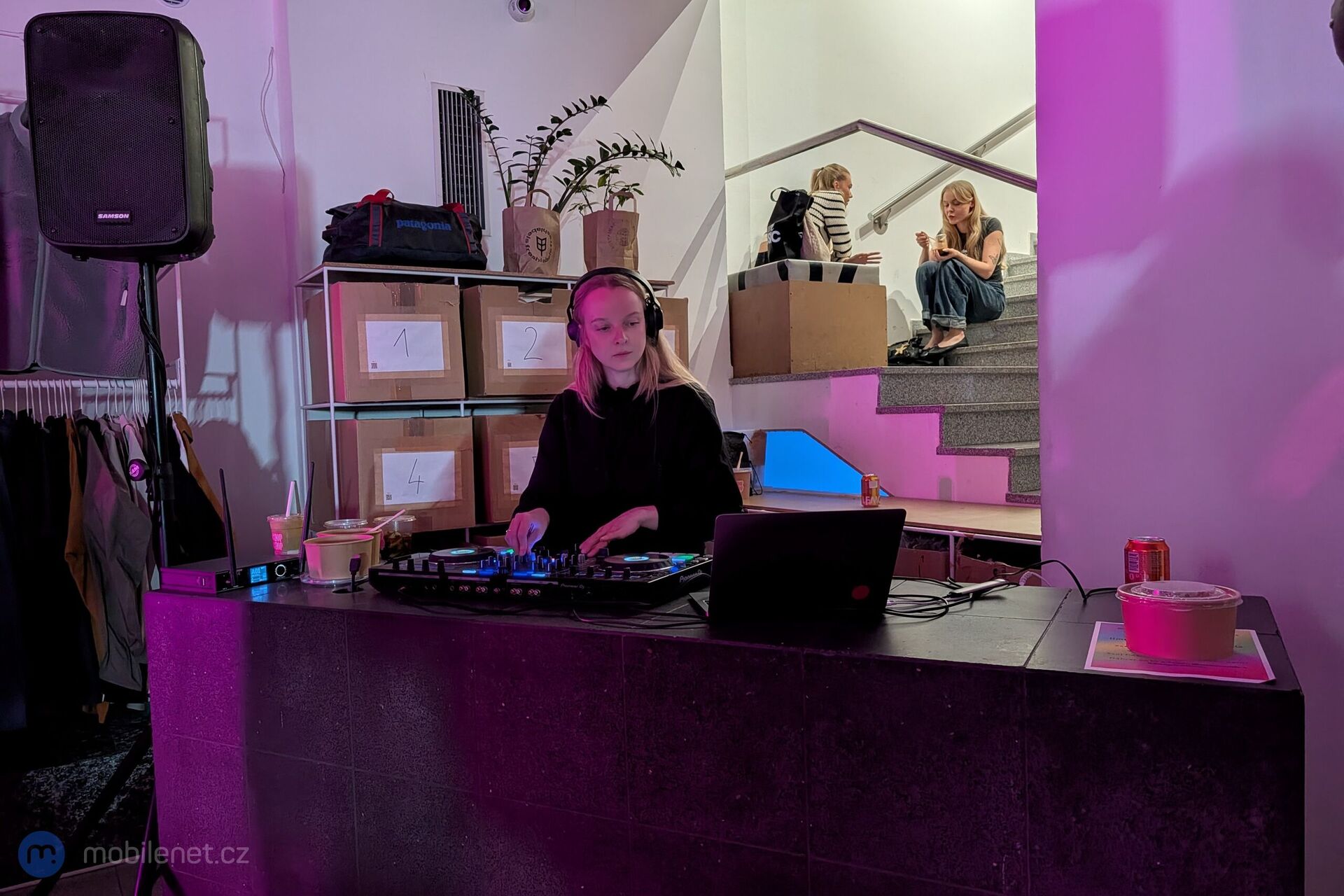 Uvedení nové barevné varianty Sony WH-1000XM6 a designové tašky