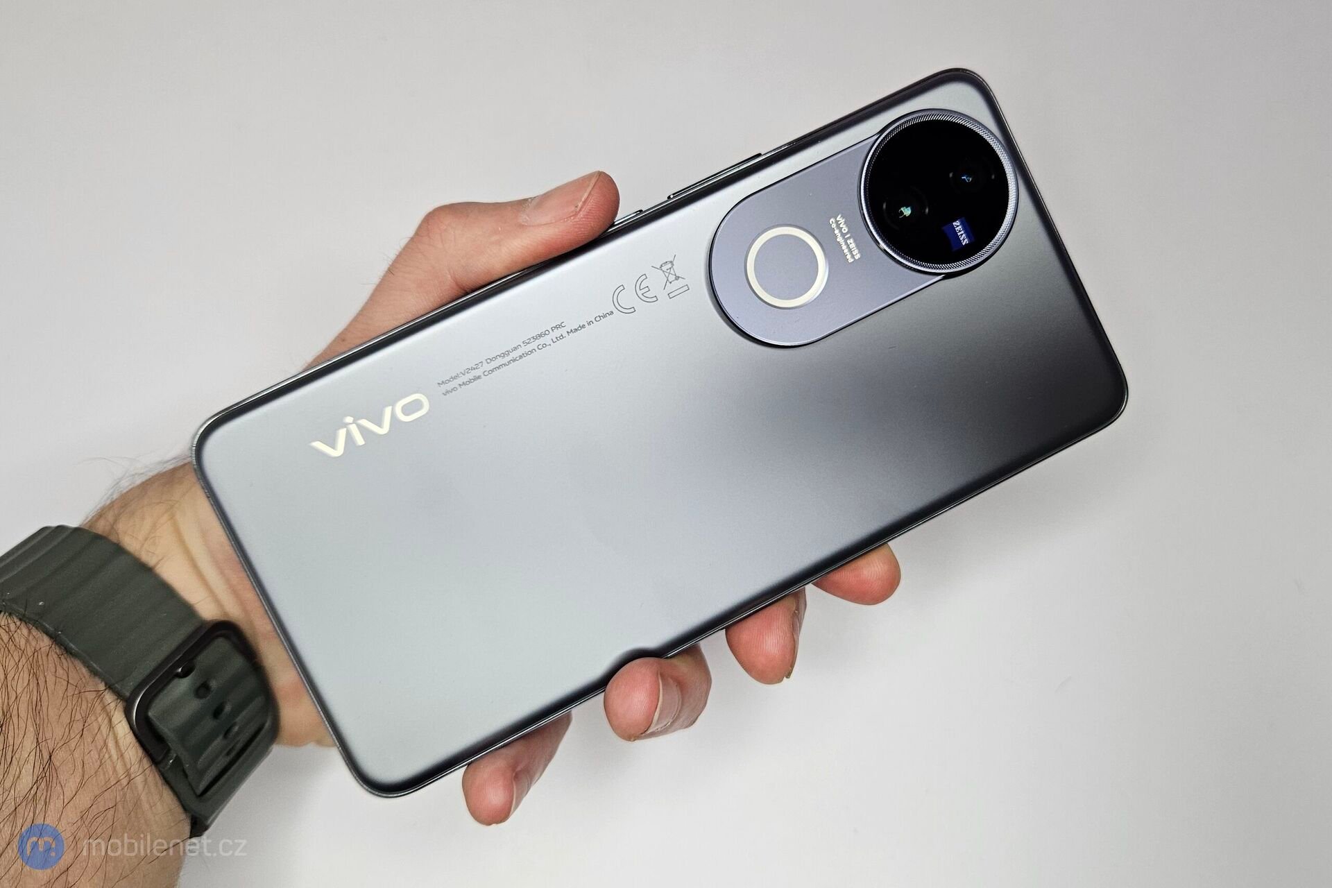 Vivo V50