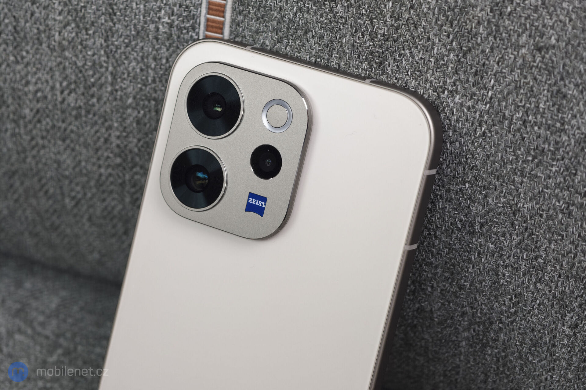 Vivo V70