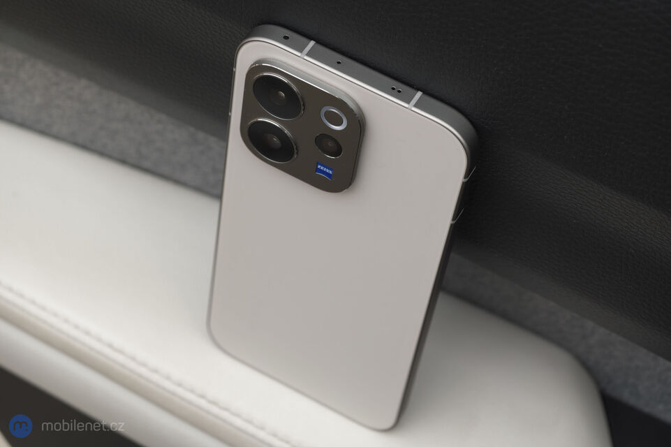 Vivo V70