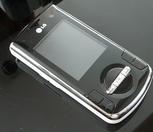 Vodafone: nové telefony a slevy v červnu 2008