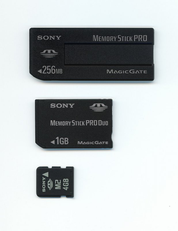 Všechny tři velikosti karet Memory Stick