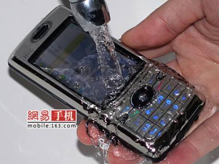 WP812: mobil, který obstojí i pod vodní hladinou