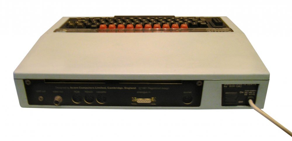 Zadní strana počítače BBC Micro