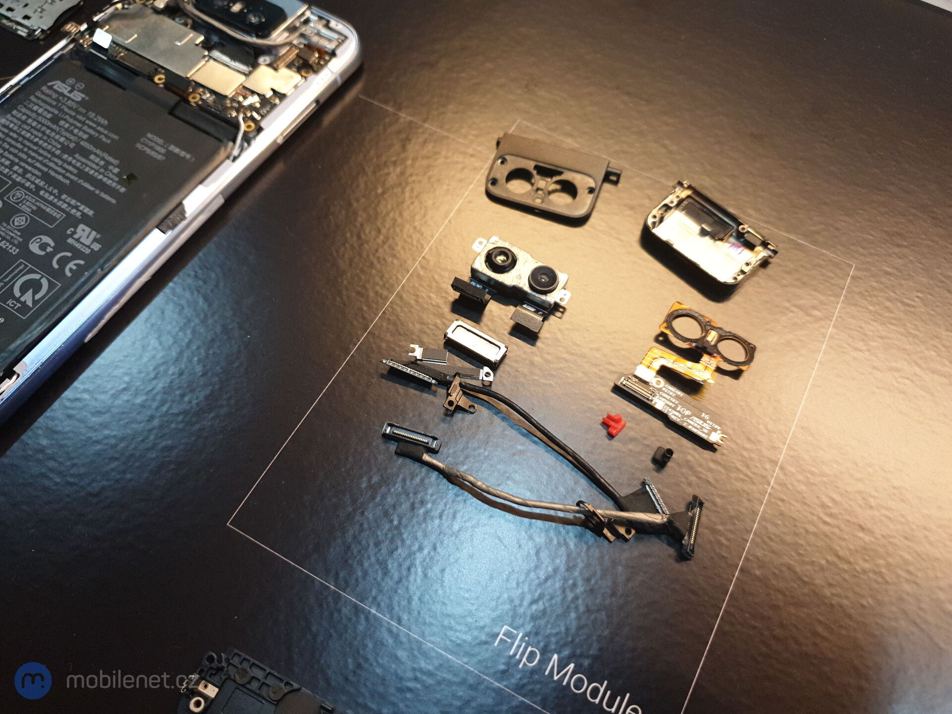 Zde je pak vidět rozložený modul otočného fotoaparátu