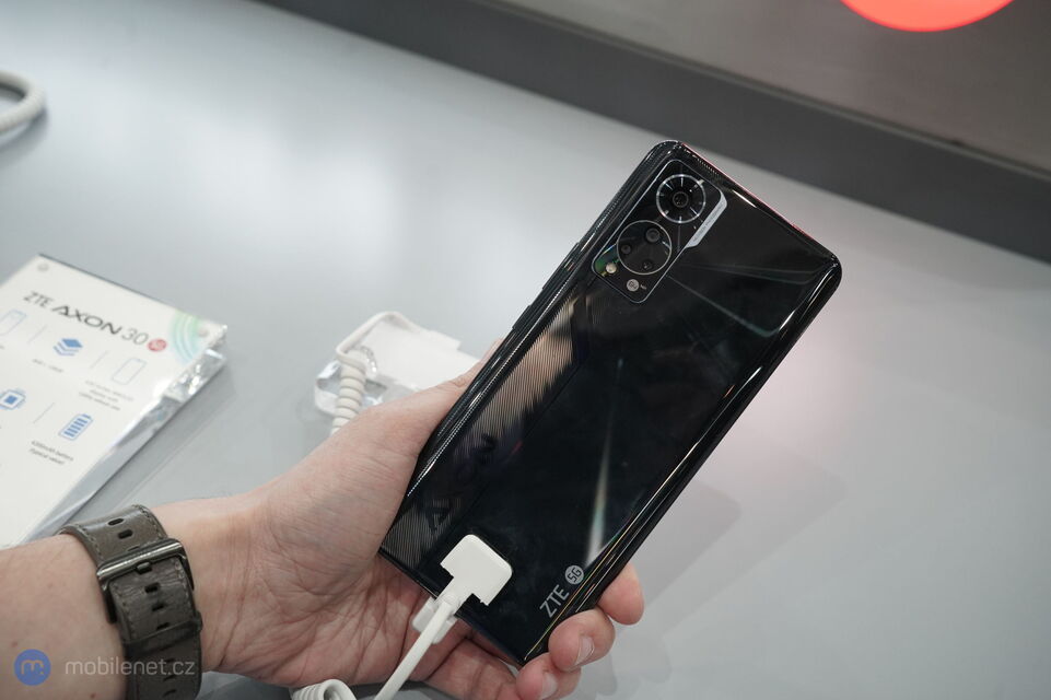 ZTE AXON 30