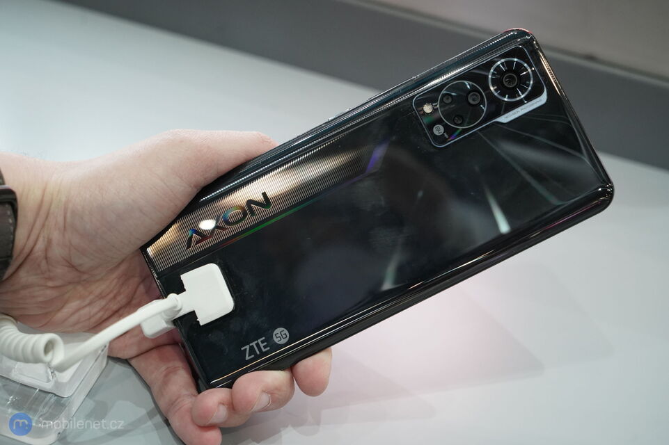ZTE AXON 30