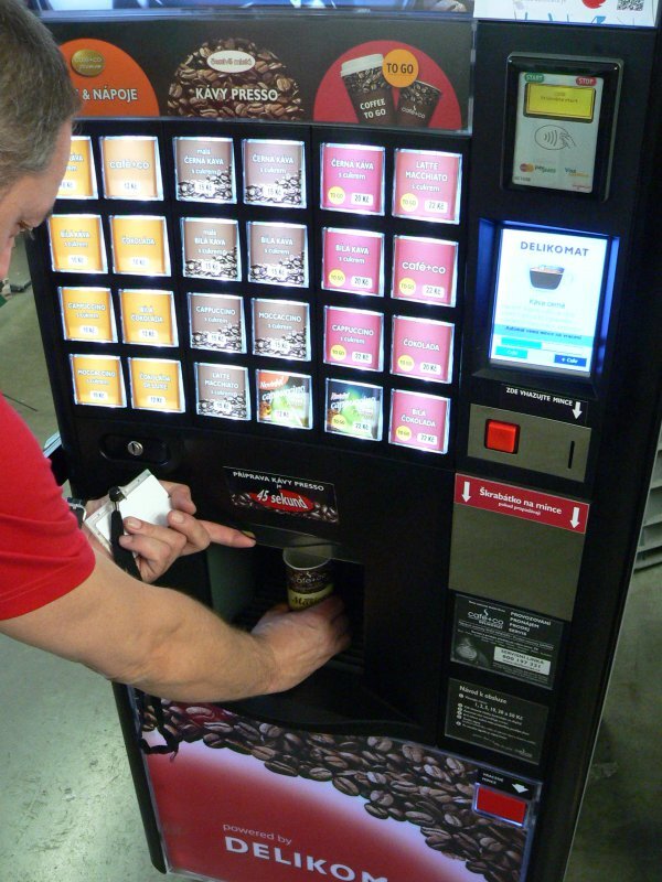 Bezkontaktní platba v nápojovém automatu