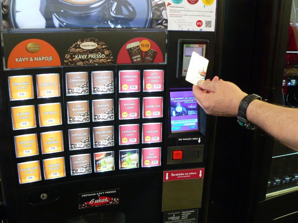 Bezkontaktní platba v nápojovém automatu