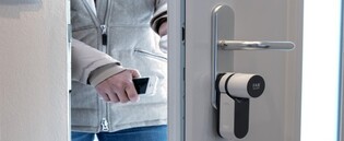 Odemčení dveří telefonem? Se zámkem FAB ENTR žádný problém