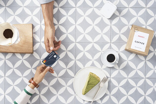 Biometrické platební karty klepou na dveře