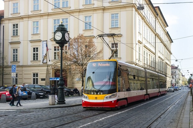 DPP instaluje terminály pro bezkontaktní placení jízdenek do všech tramvají