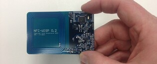 E-ink displej s NFC: budoucnost vývěsek?