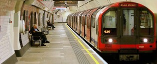 Londýn je bezkontaktní: za jízdenky zaplatíte kartou nebo mobilem