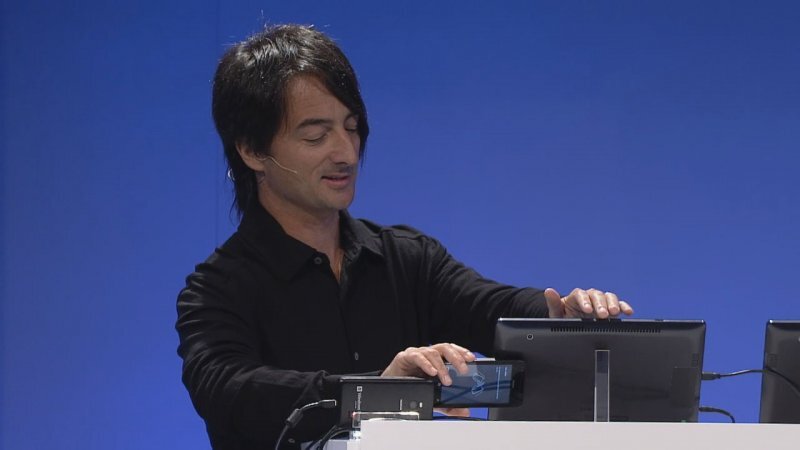 Joe Belfiore demonstruje NFC v Windows Phone 8