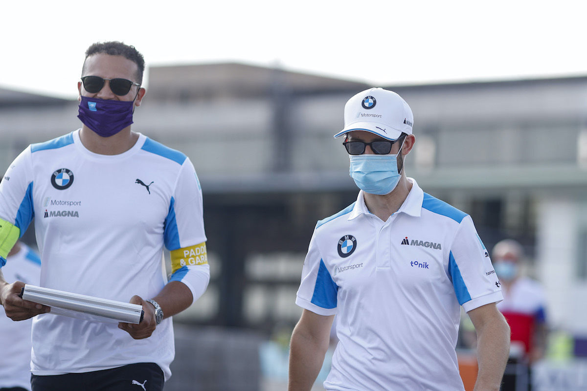 Alexander Sims při obhlídce trati na letišti Tempelhof