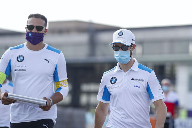 Alexander Sims při obhlídce trati na letišti Tempelhof
