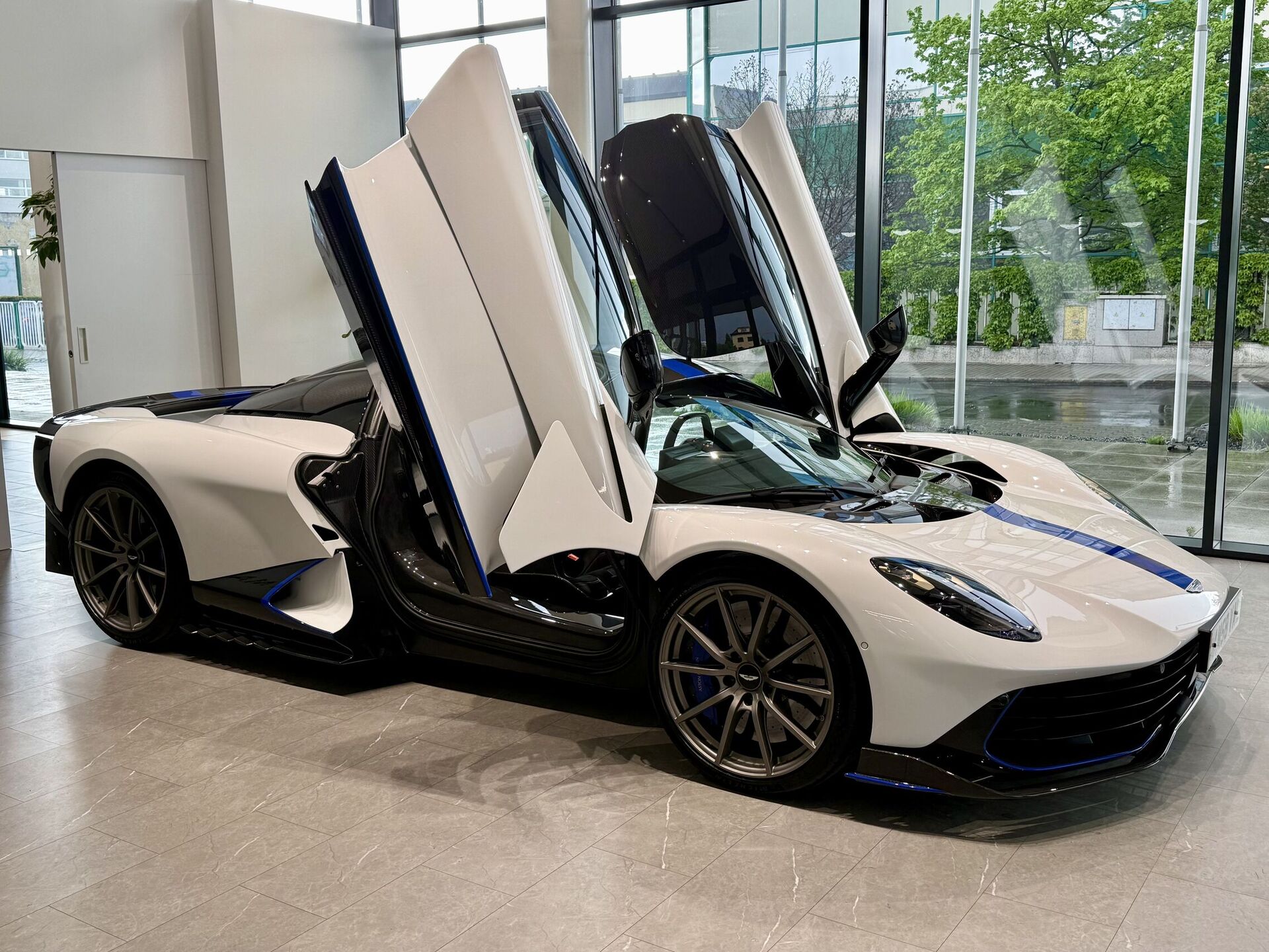 Aston Martin Valhalla v Praze