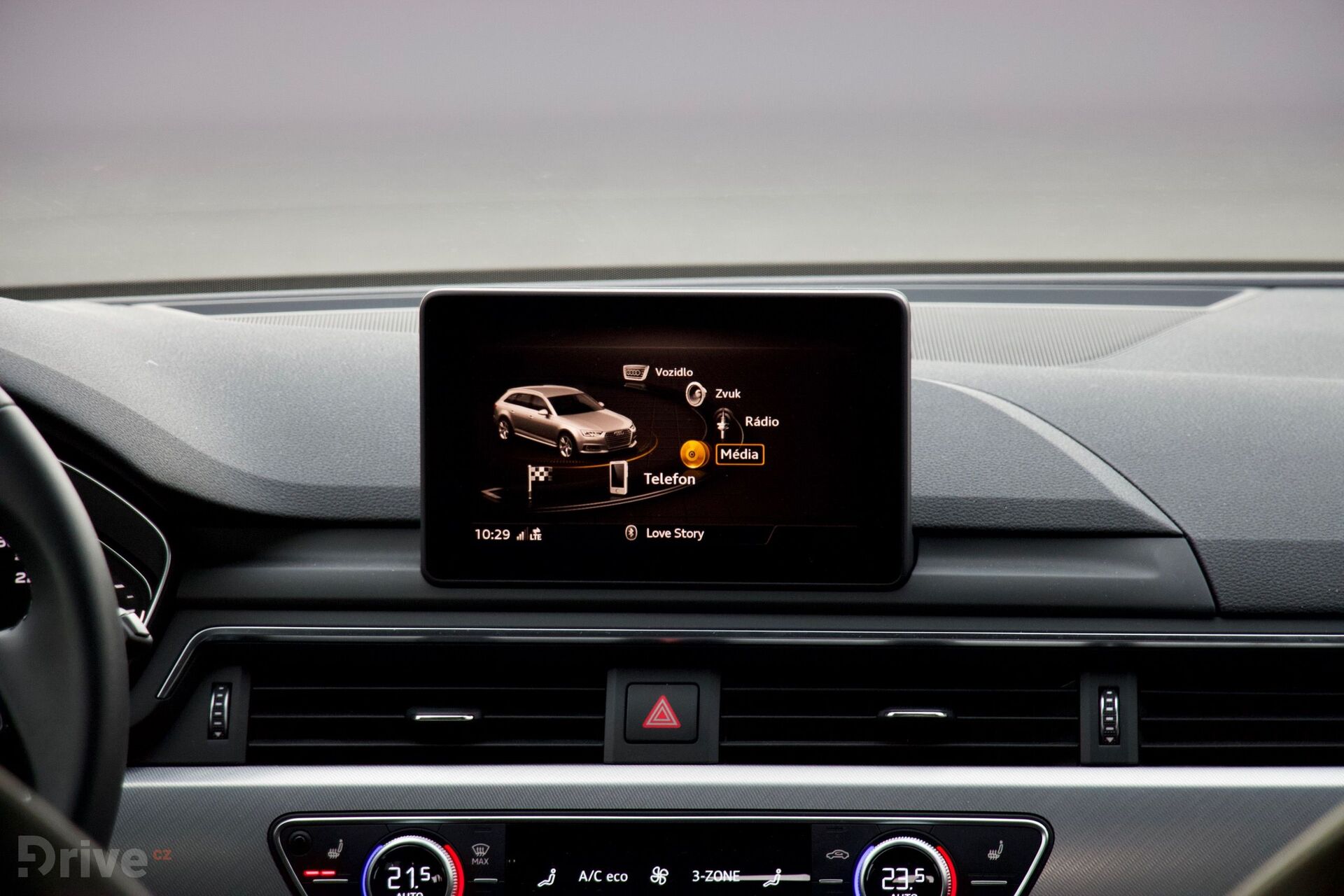 Audi A4 g-tron (2015)