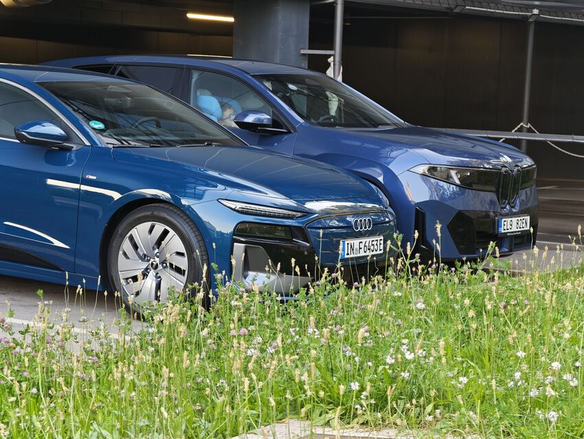 Audi A6 Sportback e-tron a BMW IX3 v cíli