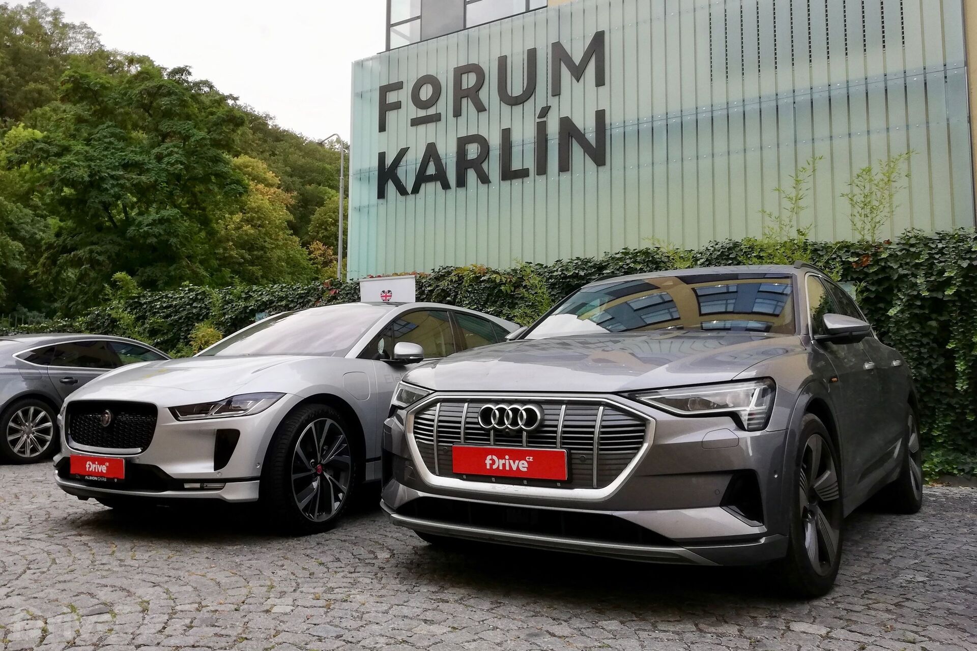 Audi e-tron a Jaguar I-PACE na MobileDrinku