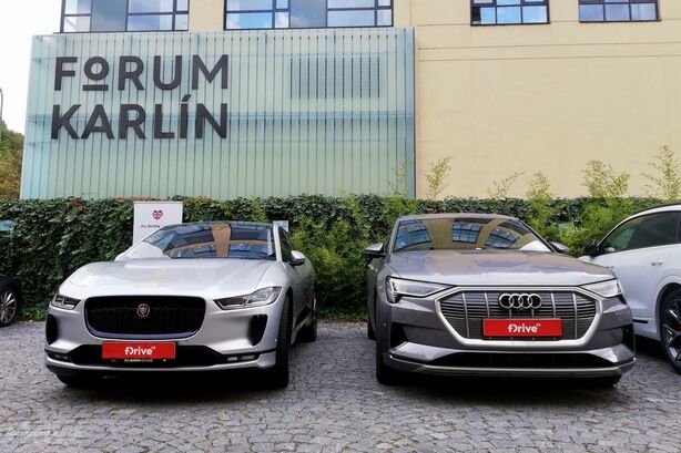Audi e-tron a Jaguar I-PACE na MobileDrinku
