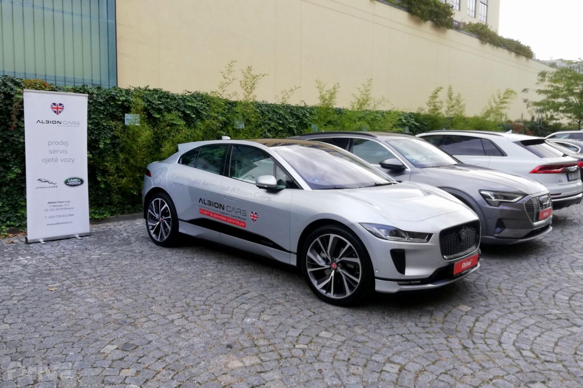 Audi e-tron a Jaguar I-PACE na MobileDrinku