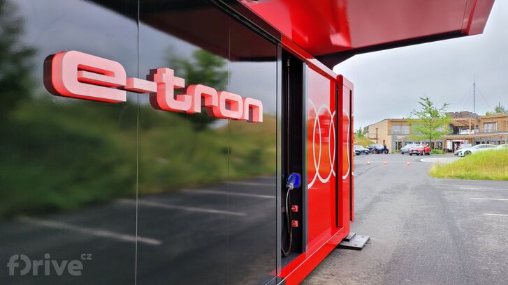 Audi e-tron mobilní nabíječka